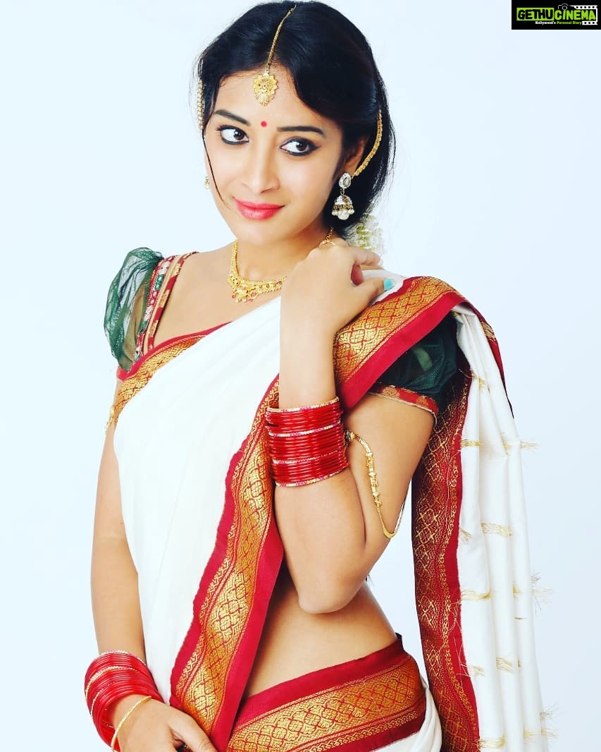 Bhanu Sri Mehra Instagram - Happiness and beauty are the combo pack when you dress up in a traditional saree🧚 throwback #traditional #sareelovers #adapilla #teluguactress #telugintiammayi