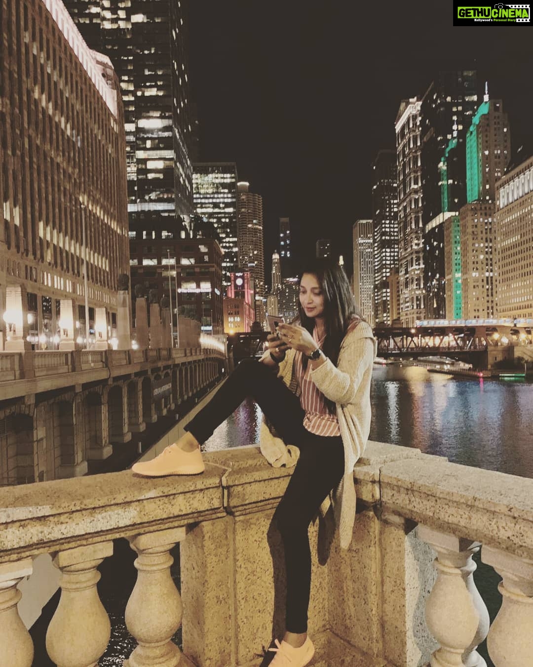 Bhanu Sri Mehra Instagram - E pilla akkada kuda busy with pH OmG😉😉 #chicagonightlife Chicago Riverwalk
