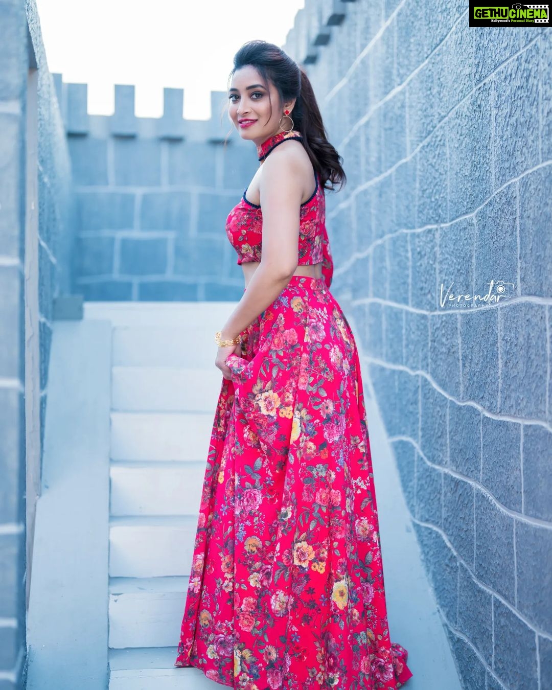 Bhanu Sri Mehra Instagram - She leaves a little sparkle ✨️ whatever she goes 💗 @verendar_photography @pretty.jewelbox @divya_varun_official @hairstylistravi @maskmakeupartist @mrandmrsstudiohyd #southindiaactress #tollywoodhotactress #bhanusree🔥❤️ #instalove #actorslife