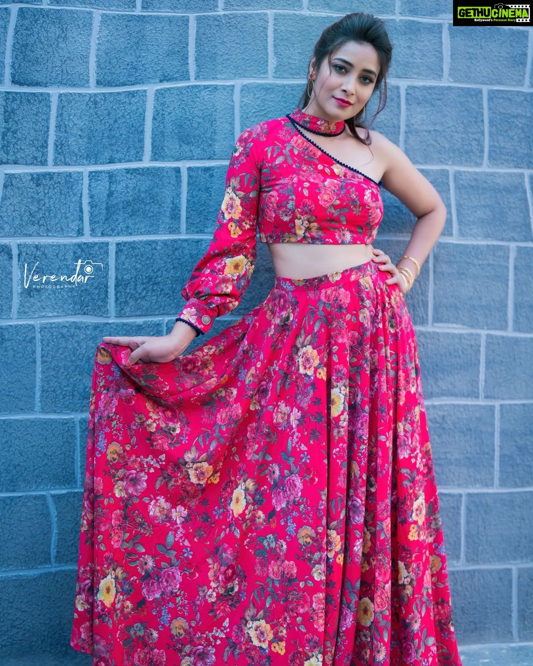 Bhanu Sri Mehra Instagram - She leaves a little sparkle ✨️ whatever she goes 💗 @verendar_photography @pretty.jewelbox @divya_varun_official @hairstylistravi @maskmakeupartist @mrandmrsstudiohyd #southindiaactress #tollywoodhotactress #bhanusree🔥❤️ #instalove #actorslife
