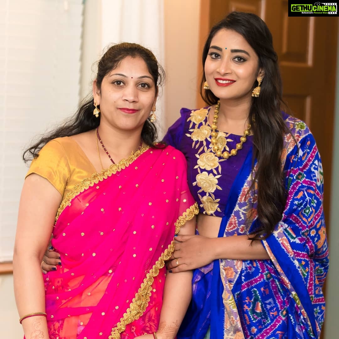 Bhanu Sri Mehra Instagram - Columbus CTA photos 🤗😍 @roopikahandlooms thank you for this lovely outfit Dress designed by: @roopikahandlooms