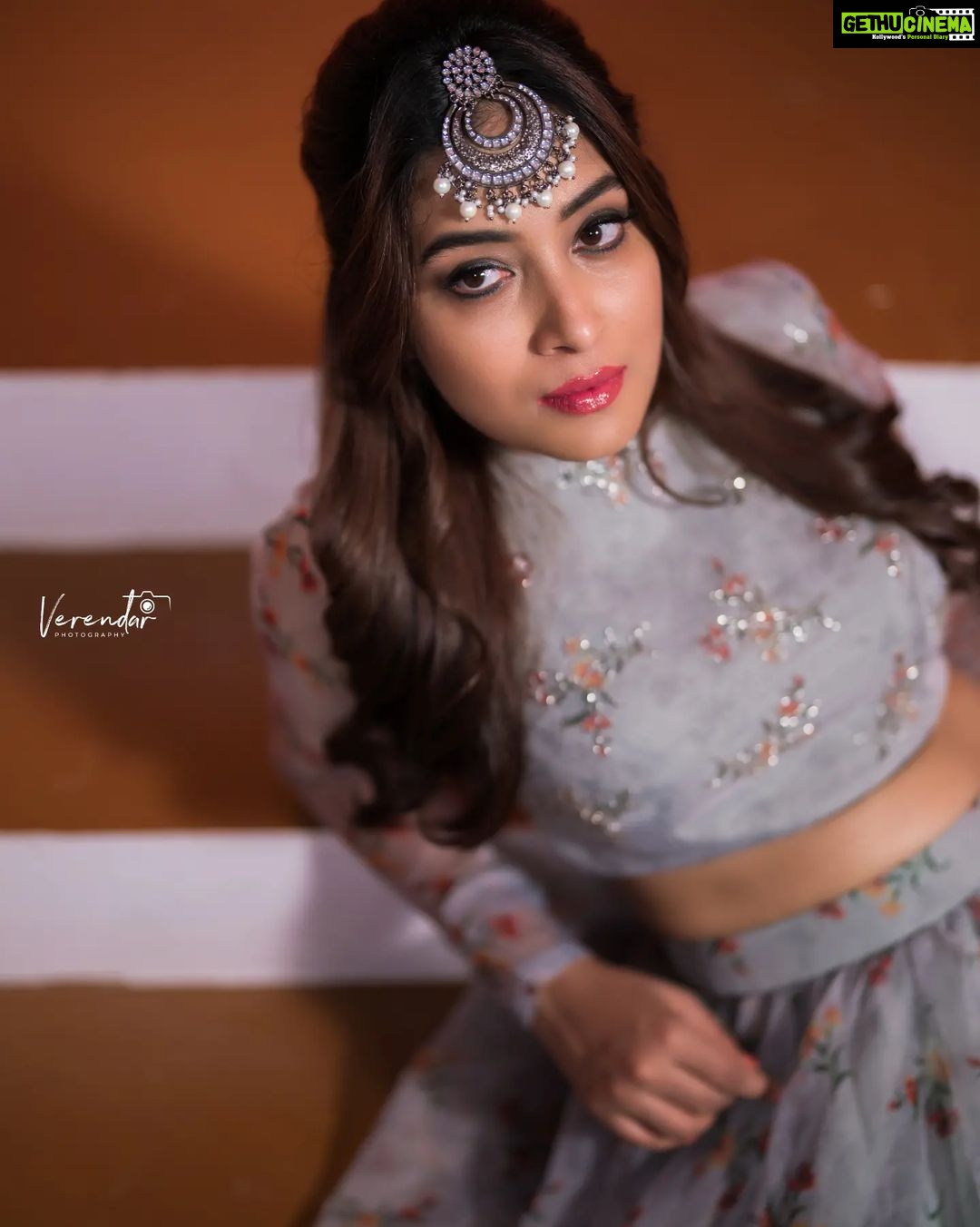 Bhanu Sri Mehra Instagram - A cheerful look brings joy to the heart ❤️ @jahnavivarmalabel @verendar_photography @pretty.jewelbox @maskmakeupartist @hairstylistravi Location:@mrandmrsstudiohyd #tollywoodhotactress #southindiaactress #bhanusree🔥❤️ #actorslife #busy