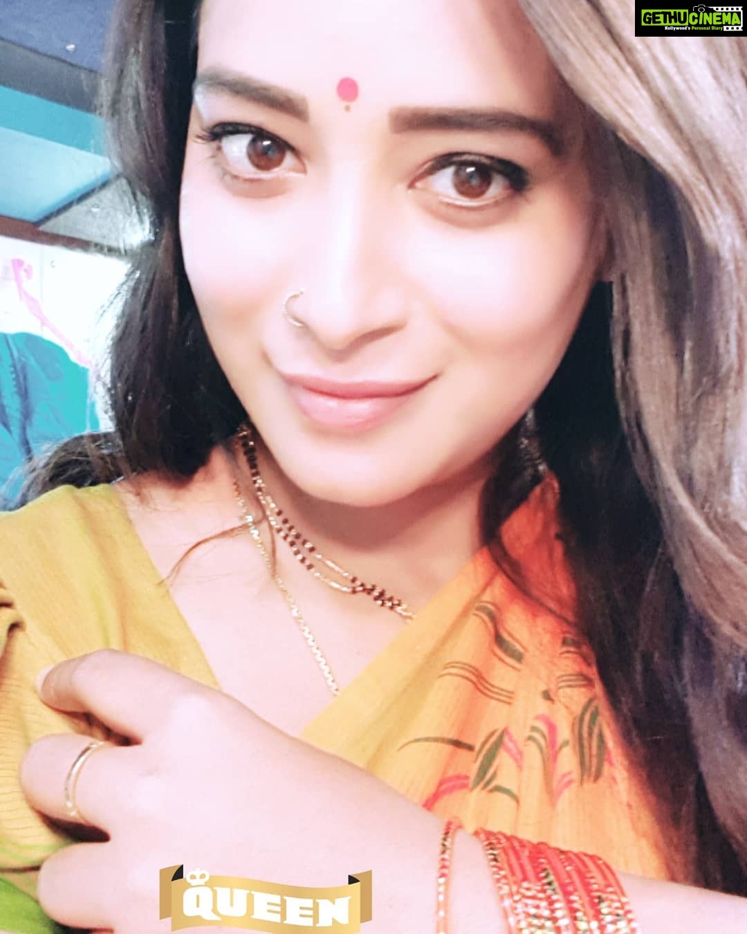 Bhanu Sri Mehra Instagram - Think like a queen. A queen is not afraid to fail. Failure is another steppingstone to greatness Oprah Winfrey😍 #queen #beautifulgirls #colour #traditionalartwork