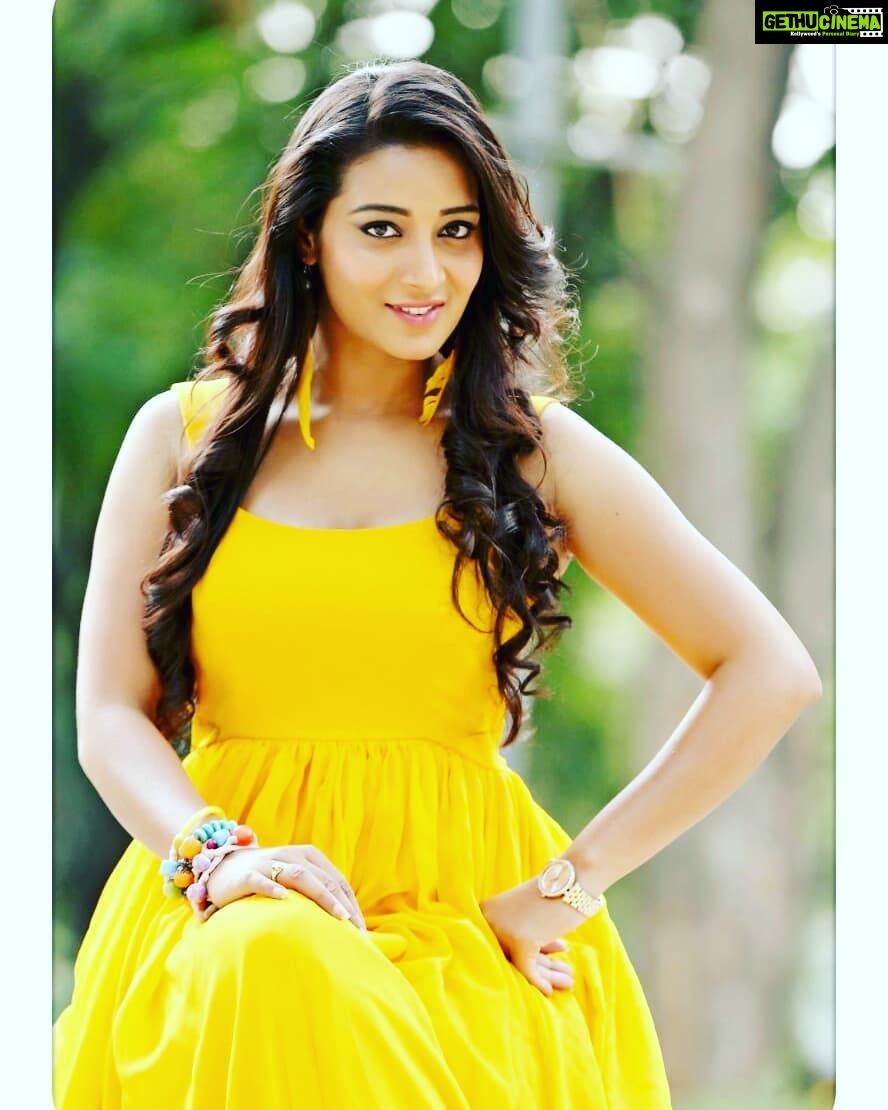 Bhanu Sri Mehra Instagram - Smile, it the key that fits the lock of everybody's heart.😄 #happiness ##smile ##cool ##peaceofmind✌