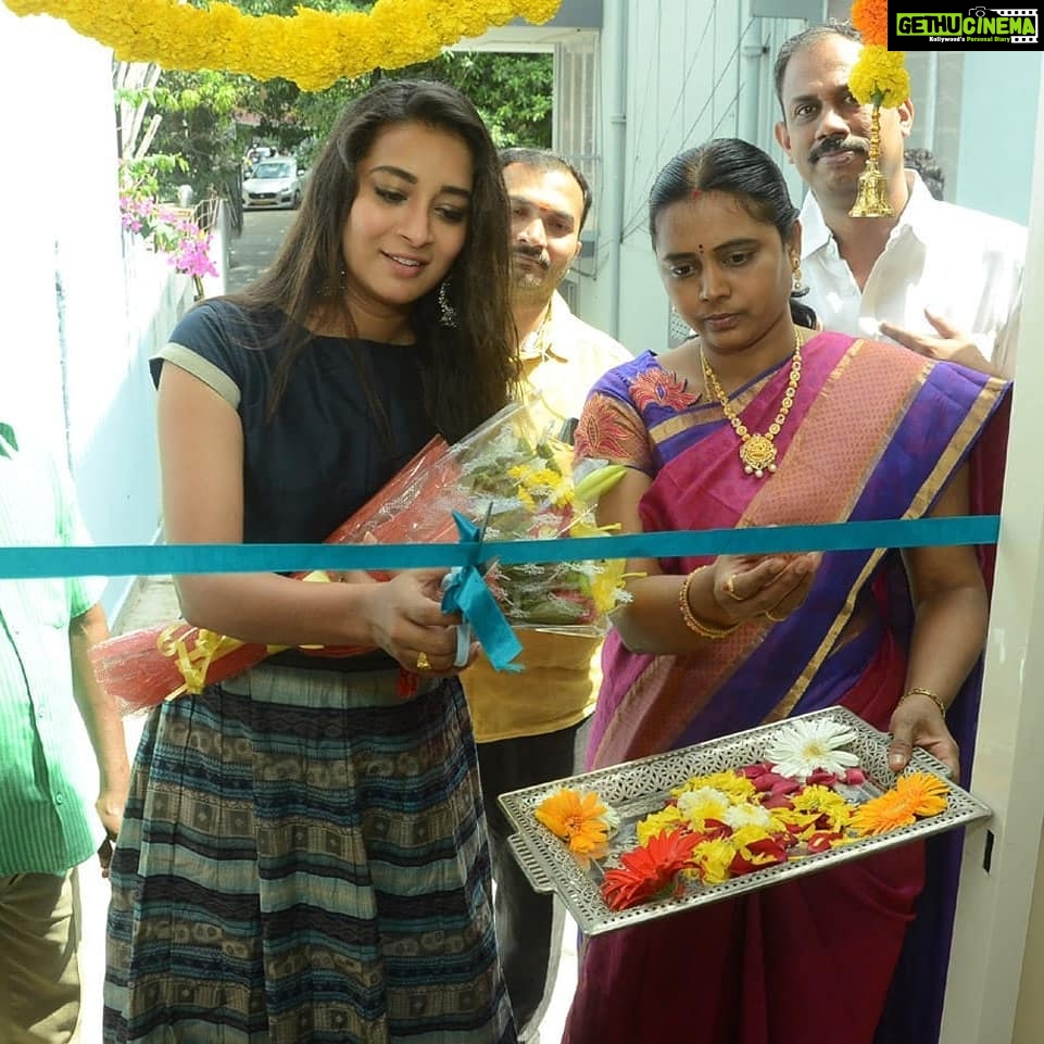 Bhanu Sri Mehra Instagram - Happy to be part of and to inaugurate #Sravanisweetshop which are purely Homemade. #srinagarcolonyhyderabad #besidesatyasainigam. :)