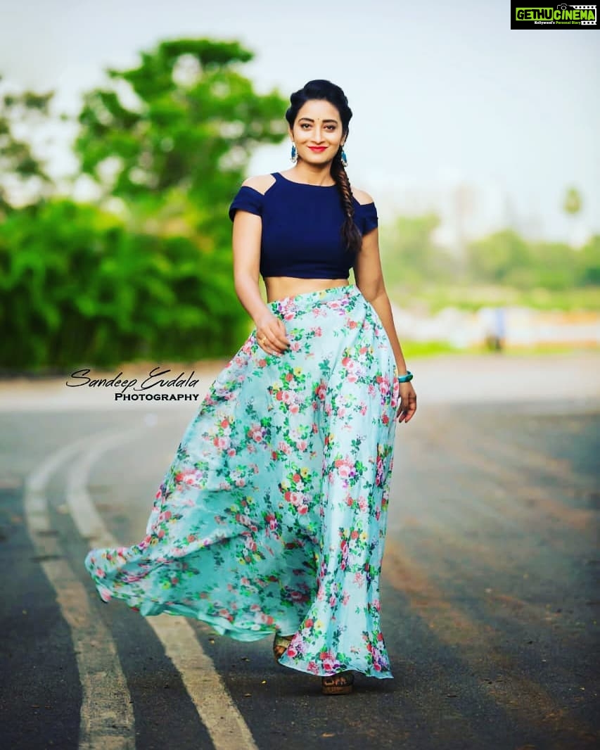 Bhanu Sri Mehra Instagram - Hello guys dhee Jodi 11 tonight 9:30pm My lovely dear Swapna😘 Outfit by @swapna_paidi @sandeepgudalaphotography
