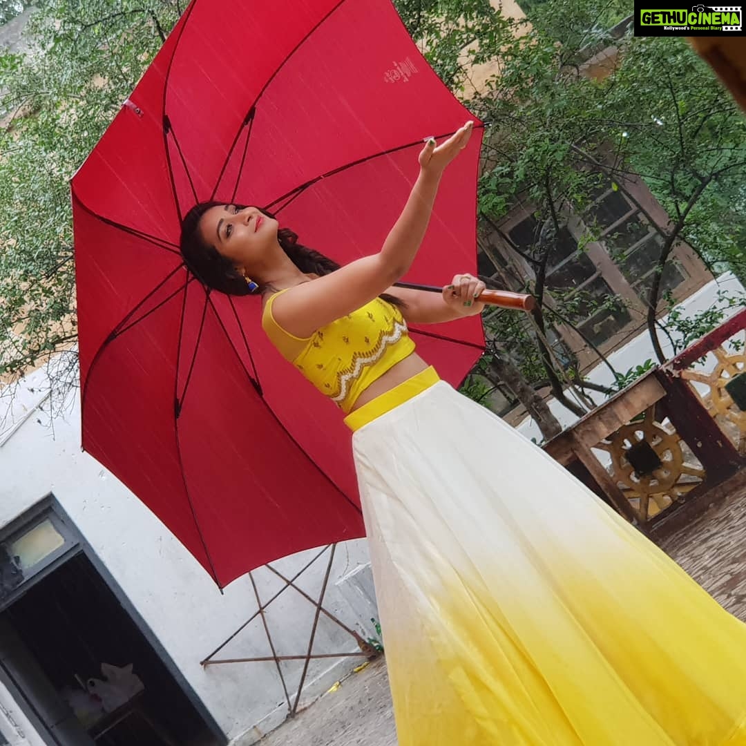 Bhanu Sri Mehra Instagram - Yellow & white combination super Kada😍😊🤩 @kalamkari247