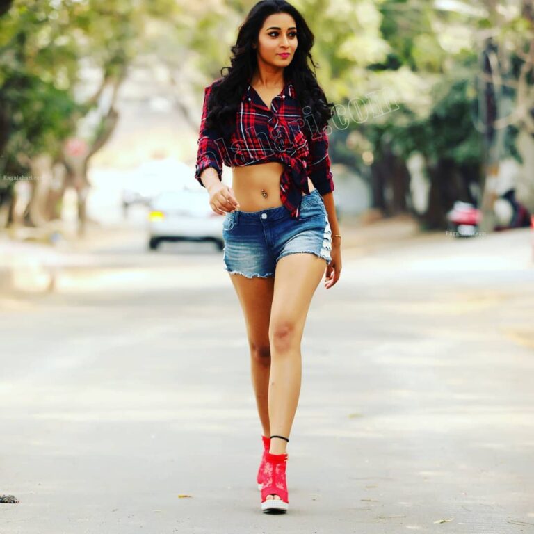 Bhanu Sri Mehra Instagram - Hello guys how is my look??🤗