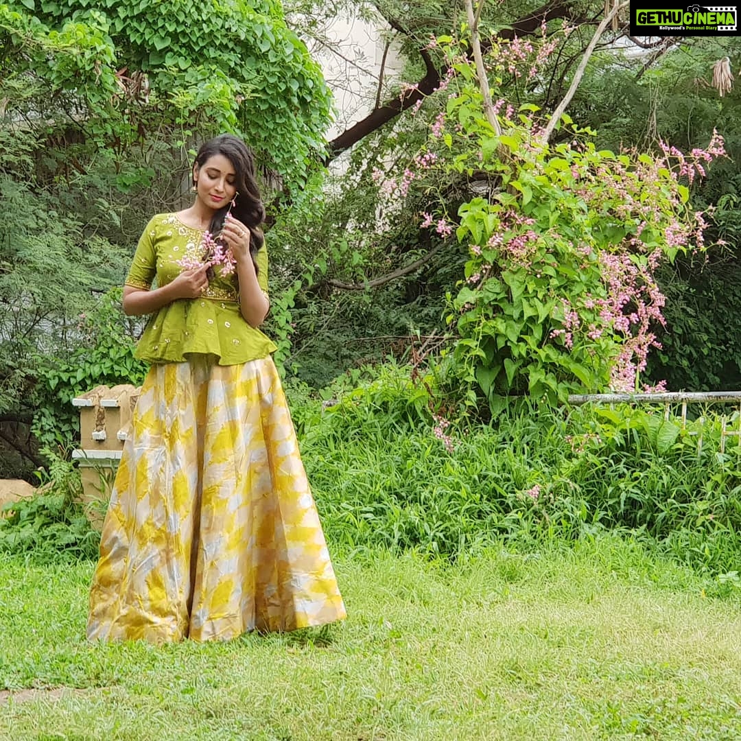 Bhanu Sri Mehra Instagram - Nice greenery pink flowers with bhanu haha😘😎🤗🤩