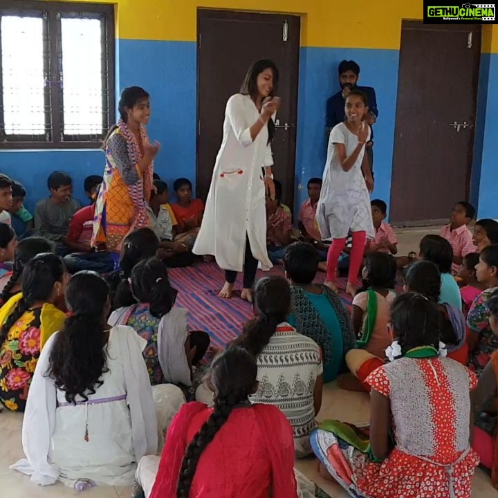 Bhanu Sri Mehra Instagram - Desire society ki vella monna HIV infected kids valla ni chutunte chala badha ga vunde tq desire family for the love keep up the good work my god bless these children 😘
