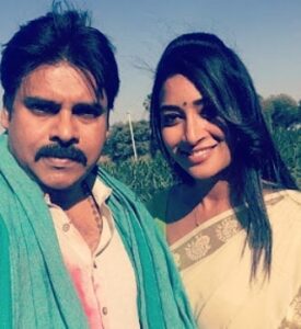 Bhanu Sri Mehra Instagram - With Pawankalyan gaaru at katamarayudu Shoot 😊👍 #BiggBossTelugu2 #pawanism✊ #pawankalyanfans Follow for more updates @iam_bhanusri
