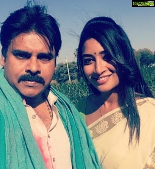 Bhanu Sri Mehra Instagram - With Pawankalyan gaaru at katamarayudu Shoot 😊👍 #BiggBossTelugu2 #pawanism✊ #pawankalyanfans Follow for more updates @iam_bhanusri