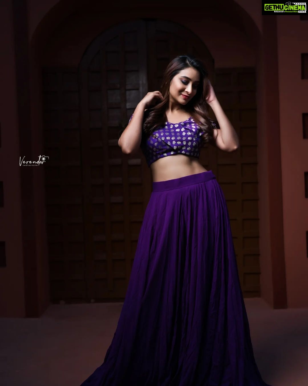 Bhanu Sri Mehra Instagram - Be as radiant ✨️ as the sun 🌞 Pic:@verendar_photography Outfit by: @divya_varun_official Make up: @maskmakeupartist Hairstyle: @hairstylistravi Location: @mrandmrsstudiohyd #shine #loveself #bhanusree🔥❤️ #hybridpilla #southindiaactress #tollywoodhotactress #actorslife