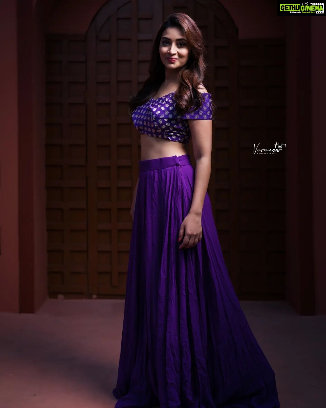 Bhanu Sri Mehra Instagram - Be as radiant ✨️ as the sun 🌞 Pic:@verendar_photography Outfit by: @divya_varun_official Make up: @maskmakeupartist Hairstyle: @hairstylistravi Location: @mrandmrsstudiohyd #shine #loveself #bhanusree🔥❤️ #hybridpilla #southindiaactress #tollywoodhotactress #actorslife