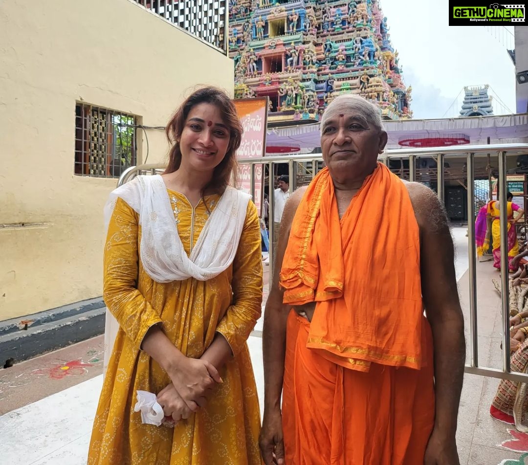 Bhanu Sri Mehra Instagram - May the blessings of this day radiate through your smile 😃 be helpful through your hands ✋️ and shine through your heart ❤️ Feeling blessed ☺️ #kanakadurgamma #durgamatha #blessed #bhanusree🔥❤️ #hybridpilla