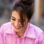 Bhanu Sri Mehra Instagram - Stay original and let the world 🌎 copy you 💖🌸 @saicharanthejareddyphotography @mudradesigninghome @hairstylistravi #happyface #peace #bhanusree🔥❤️ #hybridpilla