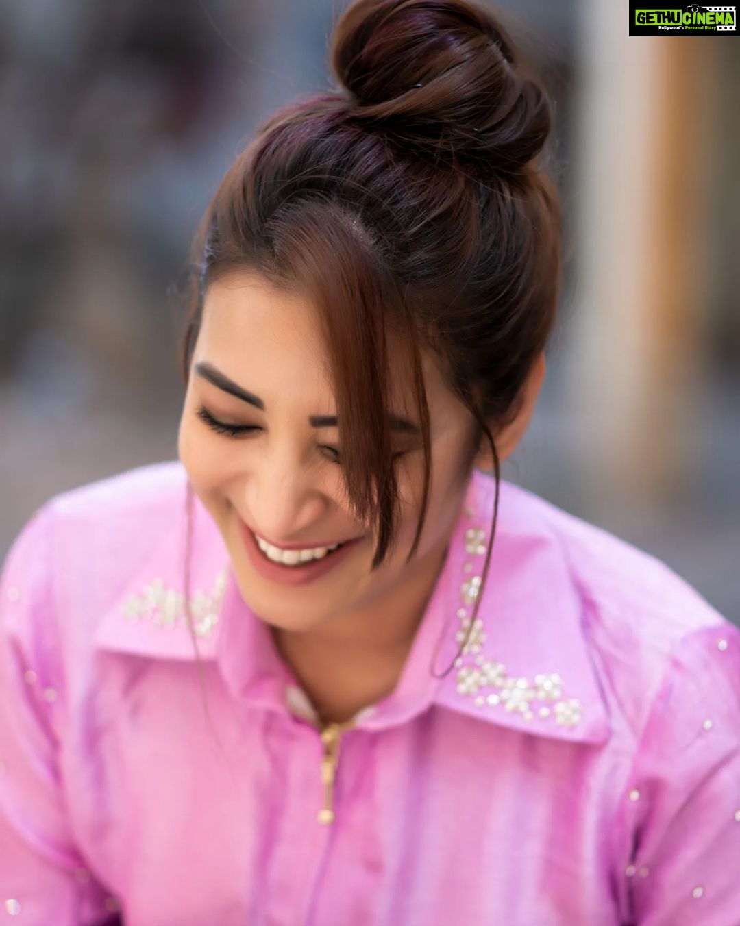 Bhanu Sri Mehra Instagram - Stay original and let the world 🌎 copy you 💖🌸 @saicharanthejareddyphotography @mudradesigninghome @hairstylistravi #happyface #peace #bhanusree🔥❤️ #hybridpilla