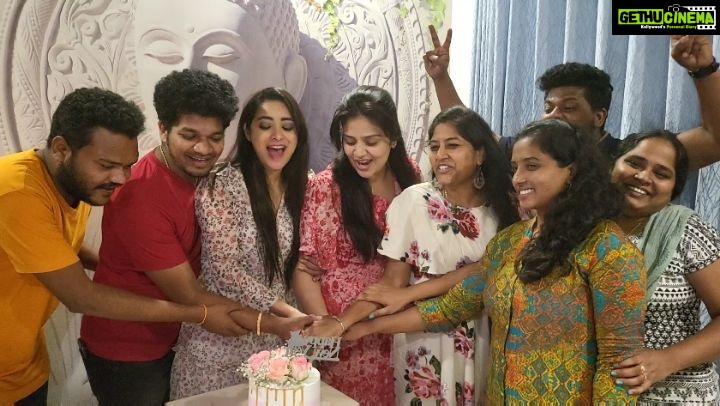 Bhanu Sri Mehra Instagram - May 2022 be the best year of your life.May you find success, happiness and everything your heart desires. Wishing you and your loved ones a very HAPPY NEW YEAR 2022❤ @jabardasth_avinash @sreemukhi @sushruth #newyear #2022 #bhanusree🔥❤️ #hybridpilla