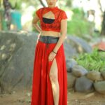 Bhanu Sri Mehra Instagram - Be Savage Not Average ❤ @sudha_boutique @naveen_photography_official #bhanusree🔥❤️ #southindiaactress #hybridpilla #starmaa #bbjodi
