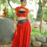 Bhanu Sri Mehra Instagram - Be Savage Not Average ❤ @sudha_boutique @naveen_photography_official #bhanusree🔥❤️ #southindiaactress #hybridpilla #starmaa #bbjodi