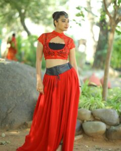 Bhanu Sri Mehra Instagram - Be Savage Not Average ❤ @sudha_boutique @naveen_photography_official #bhanusree🔥❤️ #southindiaactress #hybridpilla #starmaa #bbjodi