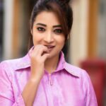 Bhanu Sri Mehra Instagram – Stay original and let the world 🌎 copy you 💖🌸

@saicharanthejareddyphotography 
@mudradesigninghome 
@hairstylistravi 

#happyface #peace #bhanusree🔥❤️ #hybridpilla