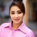 Bhanu Sri Mehra Instagram – Stay original and let the world 🌎 copy you 💖🌸

@saicharanthejareddyphotography 
@mudradesigninghome 
@hairstylistravi 

#happyface #peace #bhanusree🔥❤️ #hybridpilla