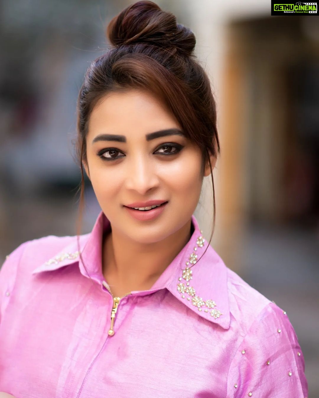 Bhanu Sri Mehra Instagram - Stay original and let the world 🌎 copy you 💖🌸 @saicharanthejareddyphotography @mudradesigninghome @hairstylistravi #happyface #peace #bhanusree🔥❤️ #hybridpilla