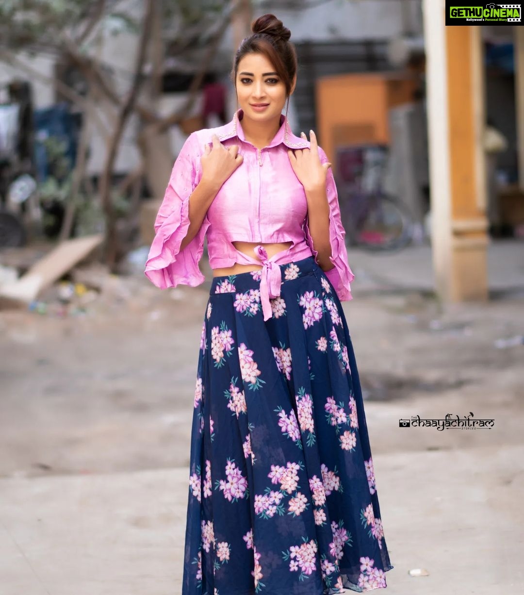 Bhanu Sri Mehra Instagram - I love myself the simplest most powerful revolution ever ✨ @mudradesigninghome @saicharanthejareddyphotography @hairstylistravi #new #look #pinklove #bhanusree🔥❤️ #hybridpilla #selflove