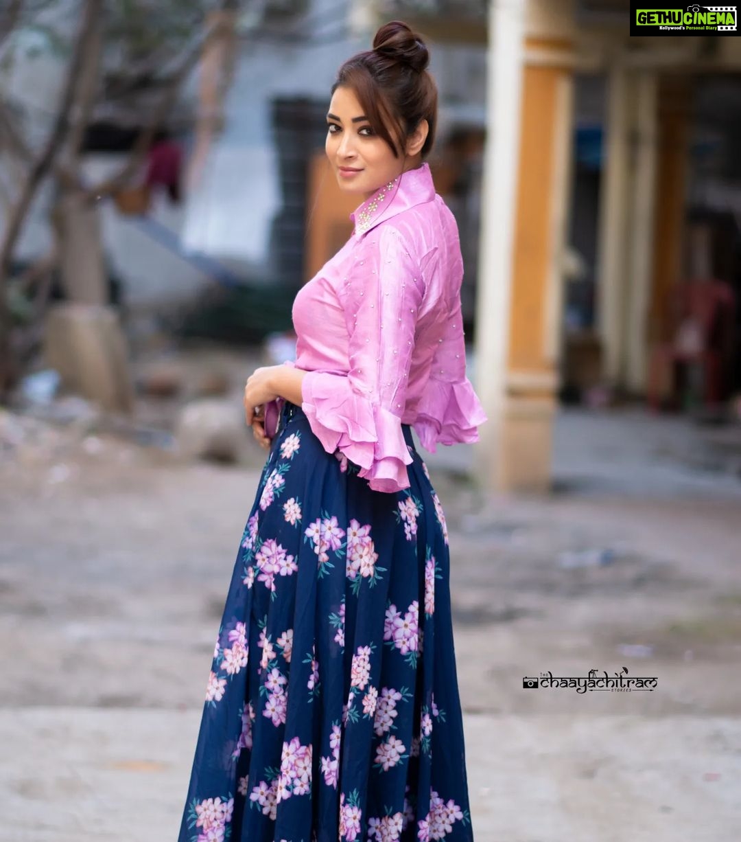 Bhanu Sri Mehra Instagram - I love myself the simplest most powerful revolution ever ✨ @mudradesigninghome @saicharanthejareddyphotography @hairstylistravi #new #look #pinklove #bhanusree🔥❤️ #hybridpilla #selflove