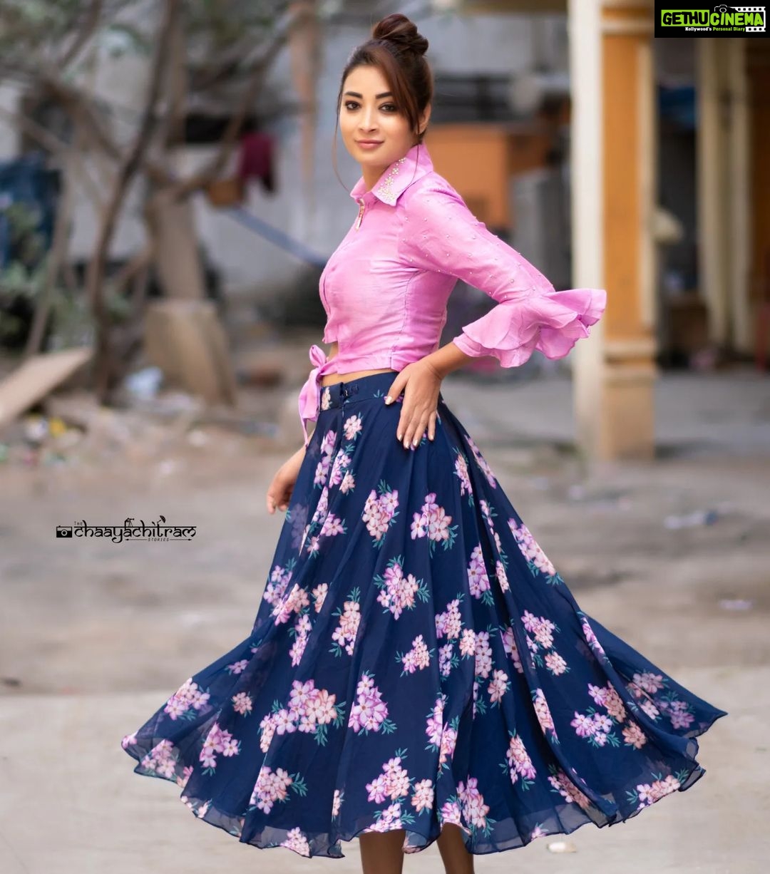 Bhanu Sri Mehra Instagram - I love myself the simplest most powerful revolution ever ✨ @mudradesigninghome @saicharanthejareddyphotography @hairstylistravi #new #look #pinklove #bhanusree🔥❤️ #hybridpilla #selflove