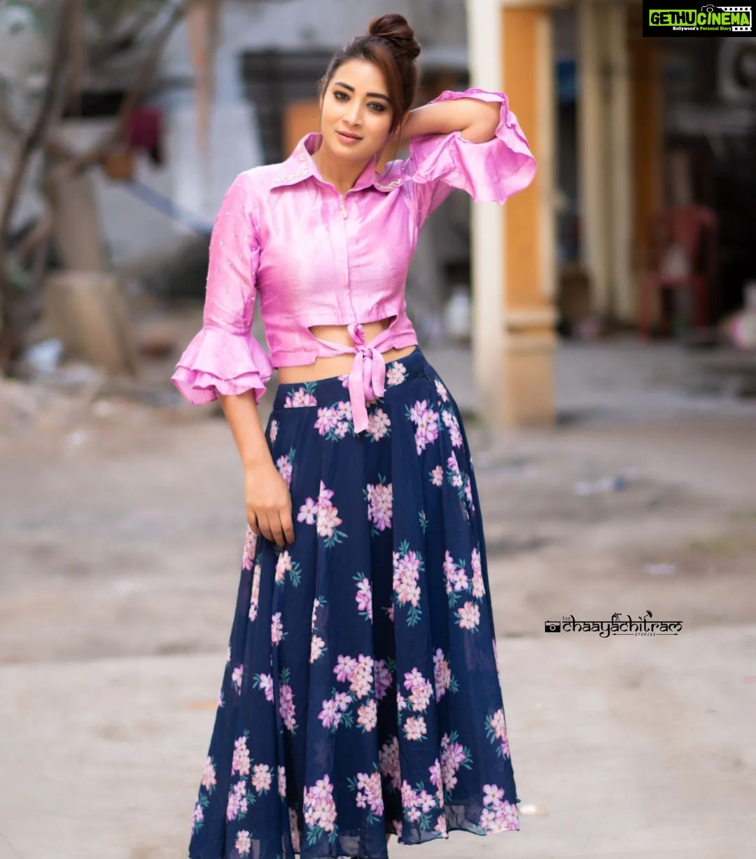 Bhanu Sri Mehra Instagram - I love myself the simplest most powerful revolution ever ✨ @mudradesigninghome @saicharanthejareddyphotography @hairstylistravi #new #look #pinklove #bhanusree🔥❤️ #hybridpilla #selflove