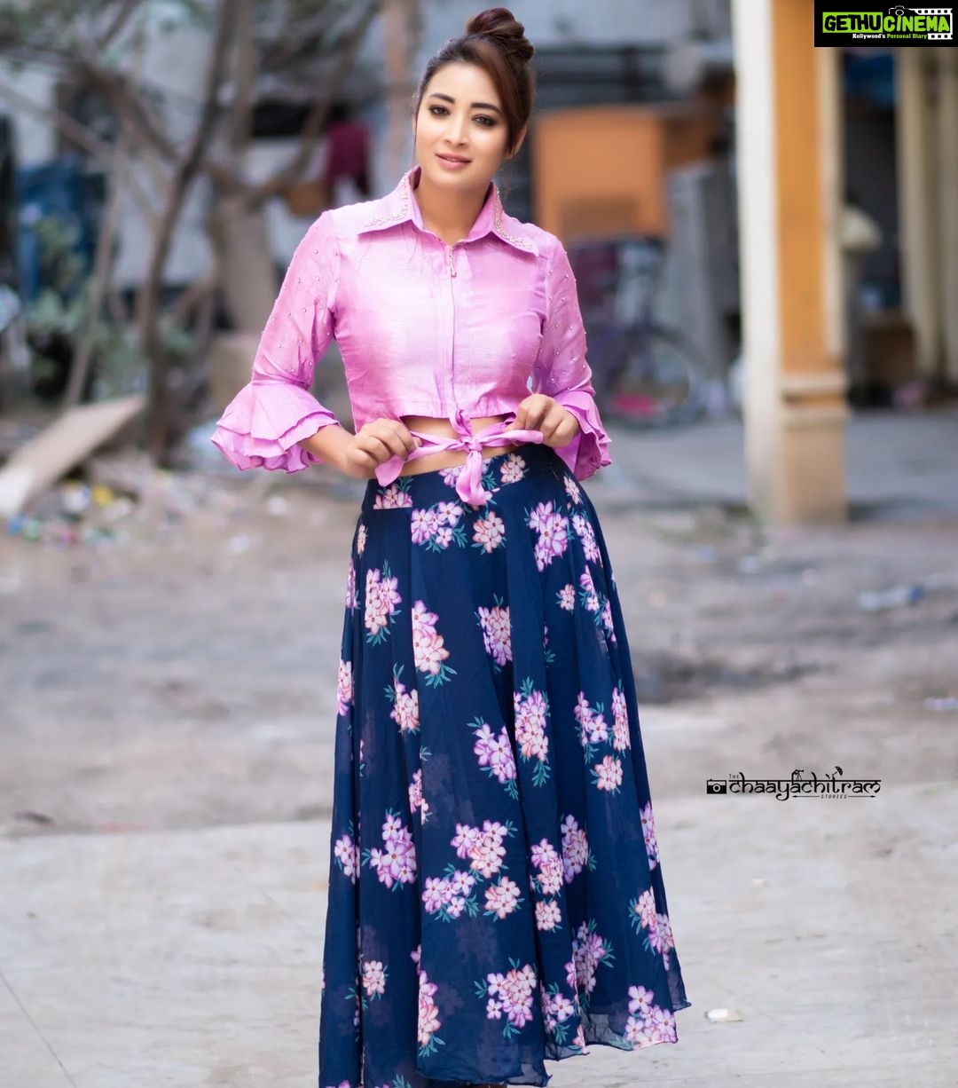 Bhanu Sri Mehra Instagram - I love myself the simplest most powerful revolution ever ✨ @mudradesigninghome @saicharanthejareddyphotography @hairstylistravi #new #look #pinklove #bhanusree🔥❤️ #hybridpilla #selflove