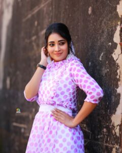 Bhanu Sri Mehra Instagram - 🌸 @sudha_boutique @anil_photographs #zeetelugu #superqueen #bhanusree🔥❤️ #retrolove