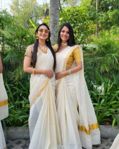 Bhanu Sri Mehra Instagram - Suma akka vurilo akka tho Sankranti sambaralu on @zeetelugu @kanakalasuma @snigdha.nayani @yeshmioffical @navya_swamy #bhanusree🔥❤️ #festival #Sankranti #panduga #hybridpilla #zeetelugu