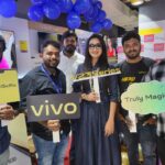 Bhanu Sri Mehra Instagram - Vivov23 unboxong happy feeling 🥰 @vivo_india_telangana @reliance_digital #attapur #reliancedigital #bhanusree🔥❤️