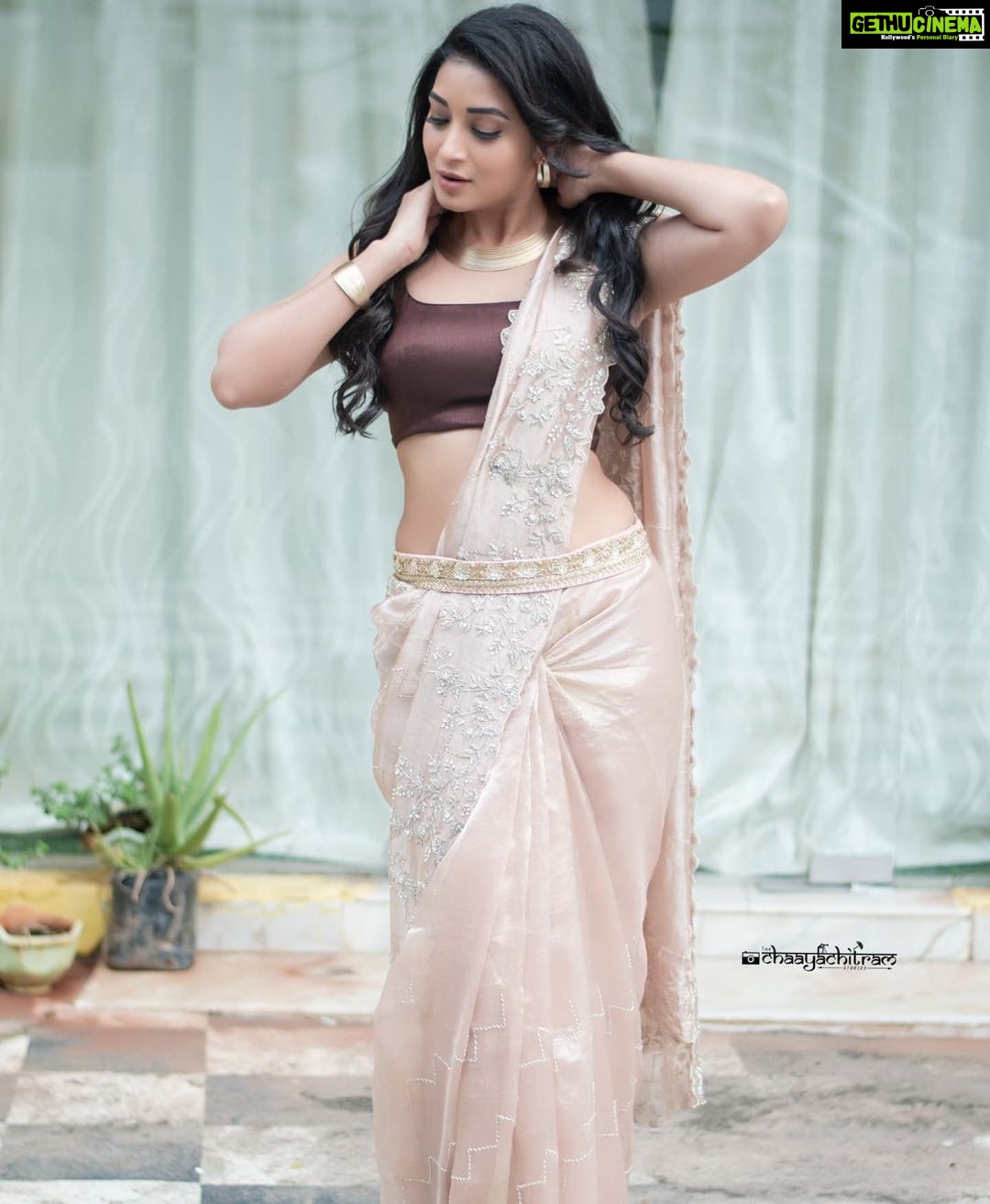 Bhanu Sri Mehra Instagram - 🤎💥 📸:@saicharanthejareddyphotography Outfit:@divya_varun_offical * * #tollywoodactress #southindianactress #bhanusree🔥❤️ #busylife #actorslife #bhanusree #hybridpilla