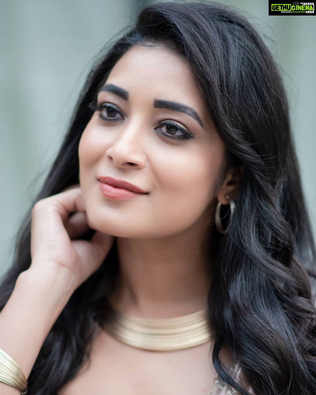 Bhanu Sri Mehra Instagram - 🤎 📸:@saicharanthejareddyphotography Outfit:@divya_varun_offical * * * #newpost #newlook #bhanusree🔥❤️ #hybridpilla #tollywoodactress
