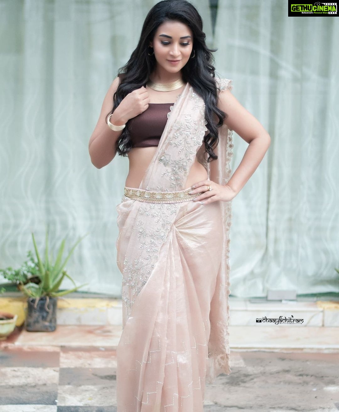 Bhanu Sri Mehra Instagram - 🤎💥 📸:@saicharanthejareddyphotography Outfit:@divya_varun_offical * * #tollywoodactress #southindianactress #bhanusree🔥❤️ #busylife #actorslife #bhanusree #hybridpilla