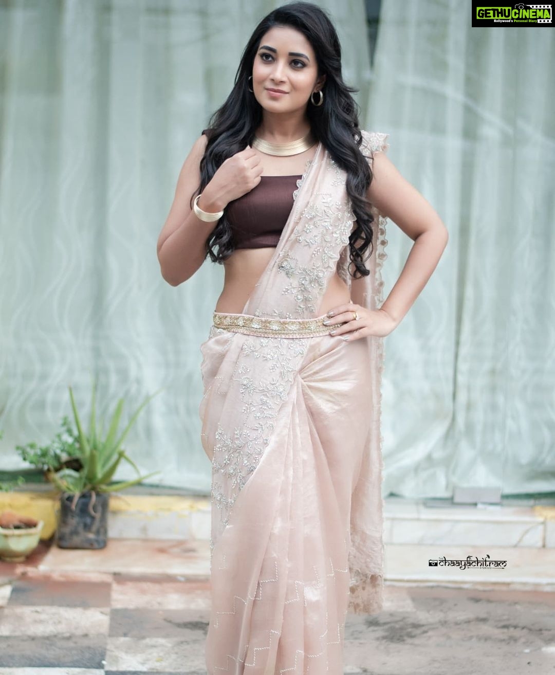 Bhanu Sri Mehra Instagram - 🤎💥 📸:@saicharanthejareddyphotography Outfit:@divya_varun_offical * * #tollywoodactress #southindianactress #bhanusree🔥❤️ #busylife #actorslife #bhanusree #hybridpilla