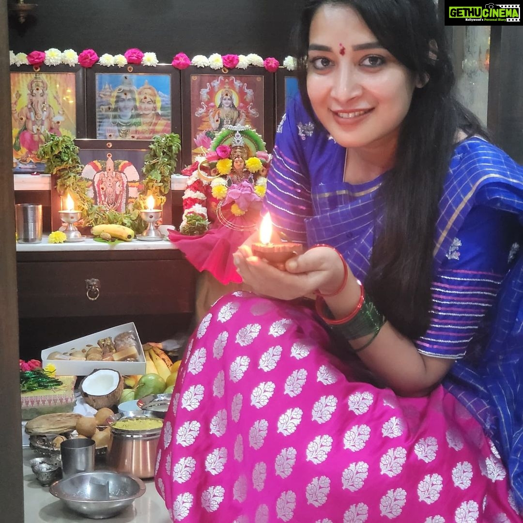 Bhanu Sri Mehra Instagram - Happy Diwali 🧨 glowing with peace ✌ joy and prosperity ✨ Outfit by:@jahnavivarmalabel #festival #Diwali #mood #peace #enjoy #bhanusree🔥❤️ #hybridpilla