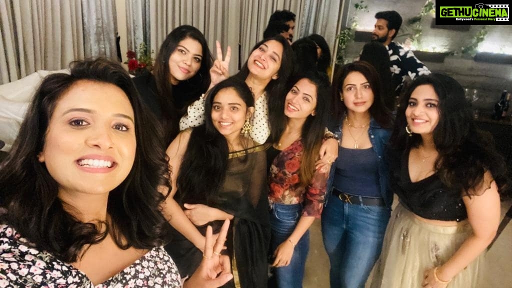 Bhanu Sri Mehra Instagram - Happy souls 💛 About last nyt @nandini.rai @navya_swamy @challa.reddy #diwali #party #enjoyed #somuchfun #bhanusree🔥❤️