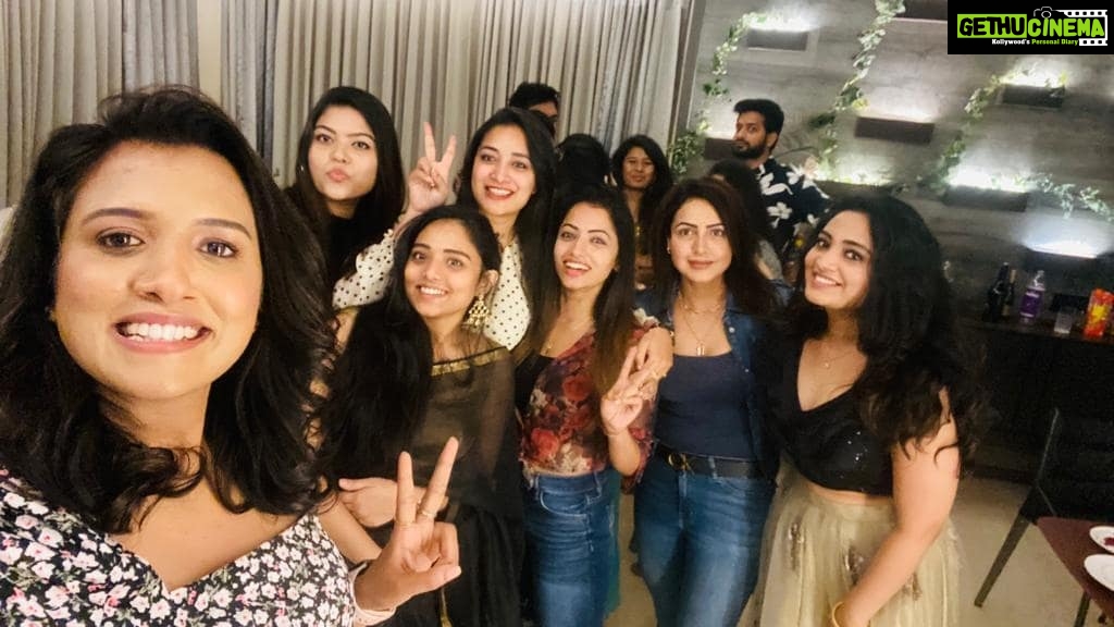 Bhanu Sri Mehra Instagram - Happy souls 💛 About last nyt @nandini.rai @navya_swamy @challa.reddy #diwali #party #enjoyed #somuchfun #bhanusree🔥❤️