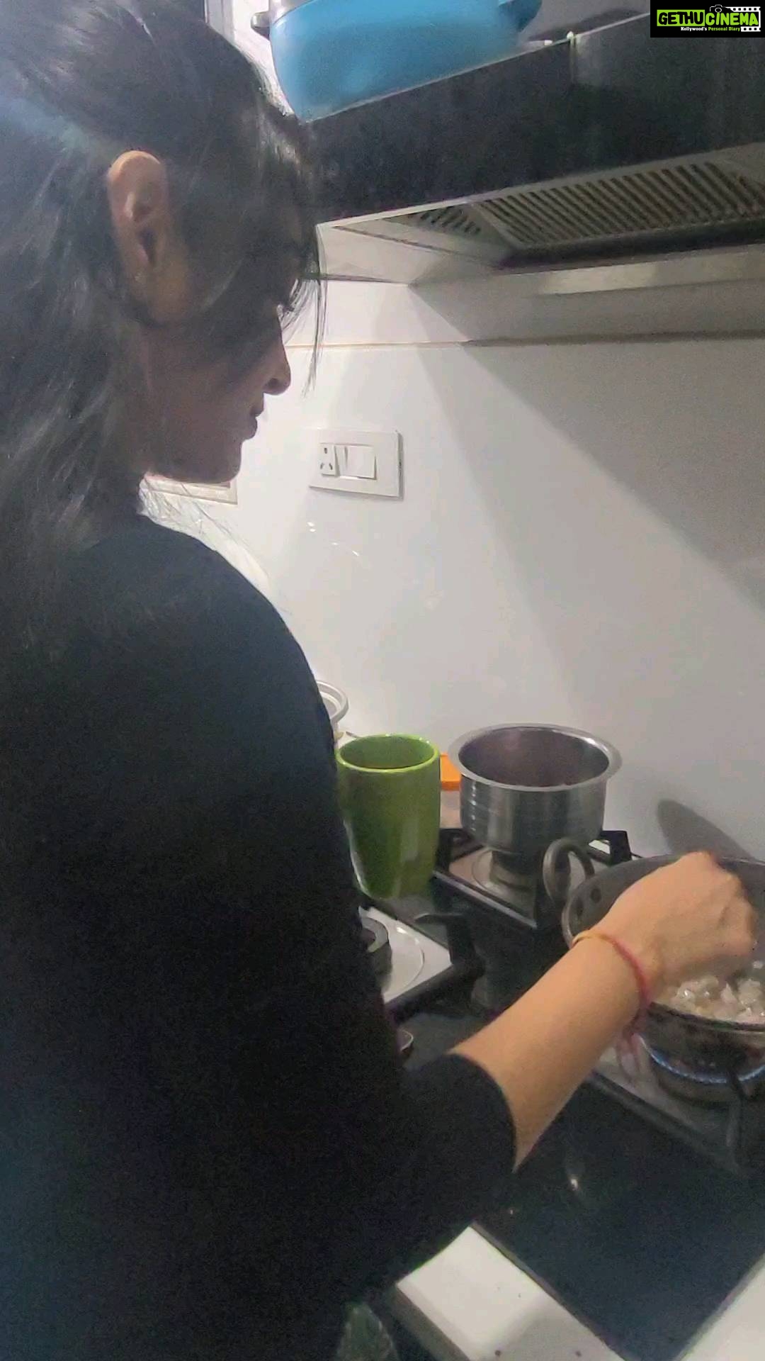 Bhanu Sri Mehra Instagram - Making chiken curry with my bestie 👯♀️😍 @pc_cheruku * * #cooking #withfriend #girls #bhanusree🔥❤️