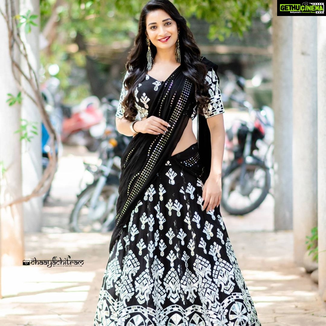 Bhanu Sri Mehra Instagram - 🖤👀 @mudradesigninghome 📸:@saicharanthejareddyphotography Hairstyle:@hairstylistravi * * #newpost #happyface #goodlooks #black #love #bhanusree🔥❤️ #hybridpilla