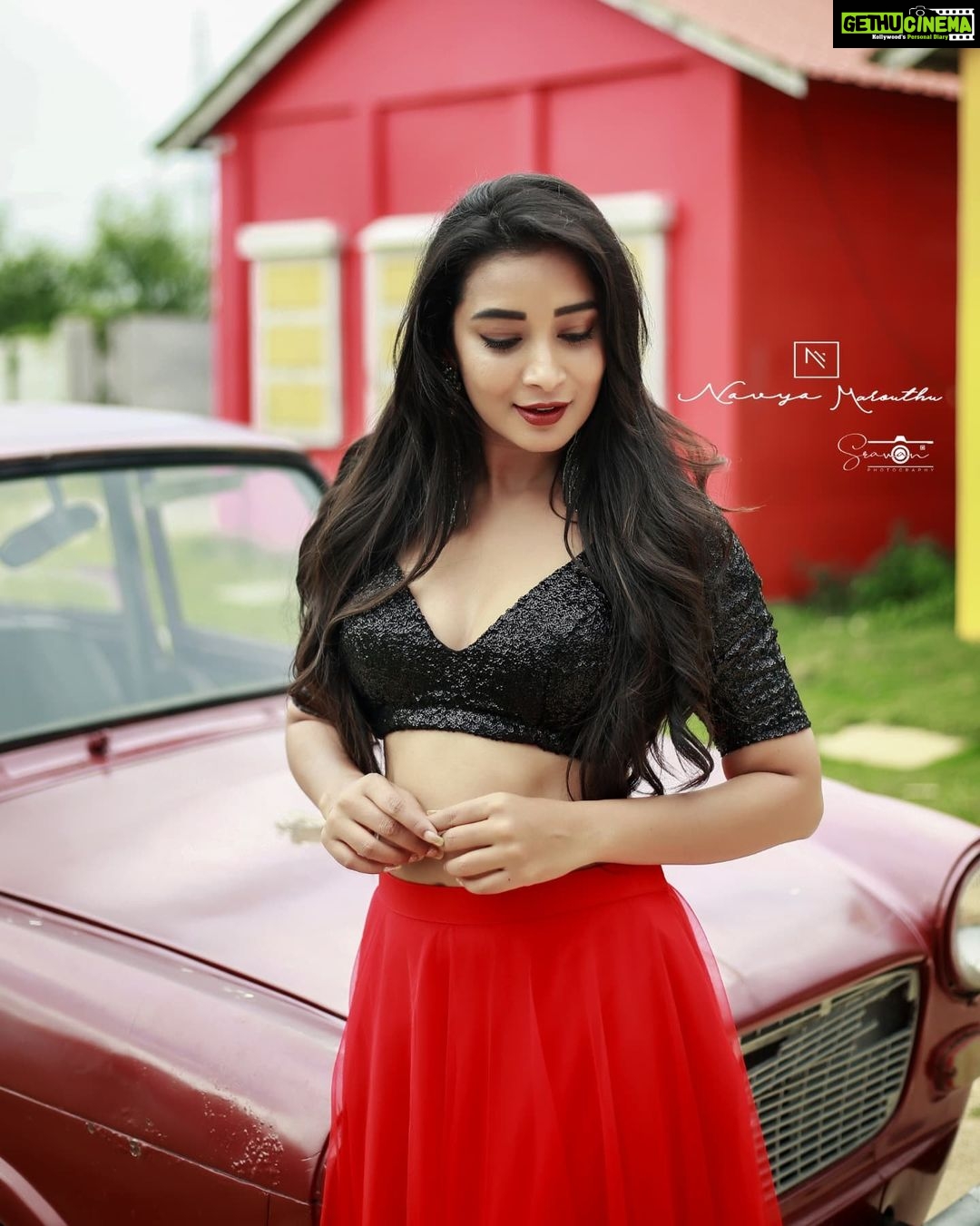 Bhanu Sri Mehra Instagram - 🌹 Outfit:@navya.marouthu Earrings:@pretty.jewelbox 📸:@sravanphotographyofficial Location:@chayachitram_studio