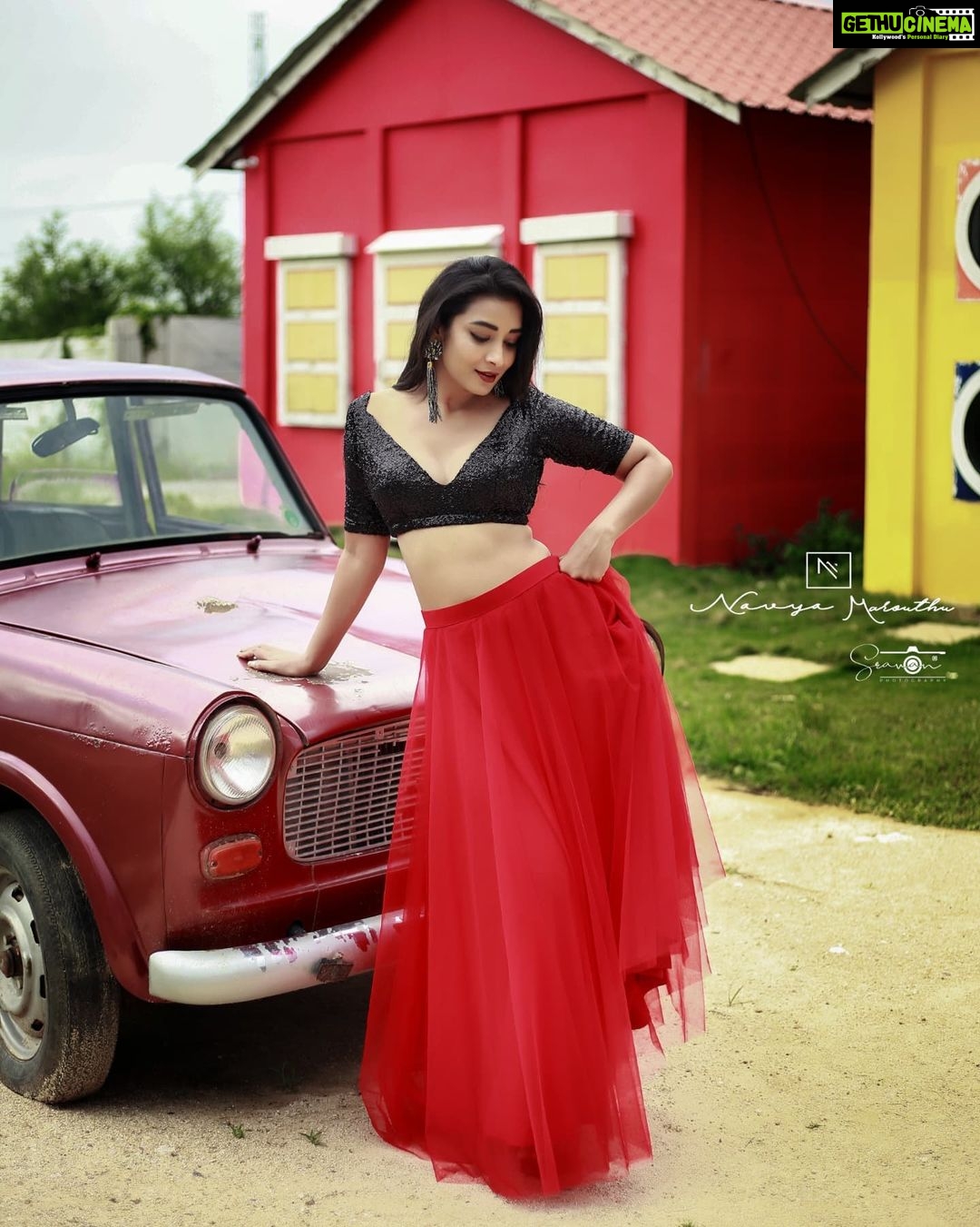 Bhanu Sri Mehra Instagram - ❤🖤 Outfit:@navya.marouthu Click:@sravanphotographyofficial Earrings:@pretty.jewelbox Location:@chayachitram_studio #actor #actorslife #busy #bhanucutefanpage #bhanusri #bhanusree🔥❤️ #hybridpilla