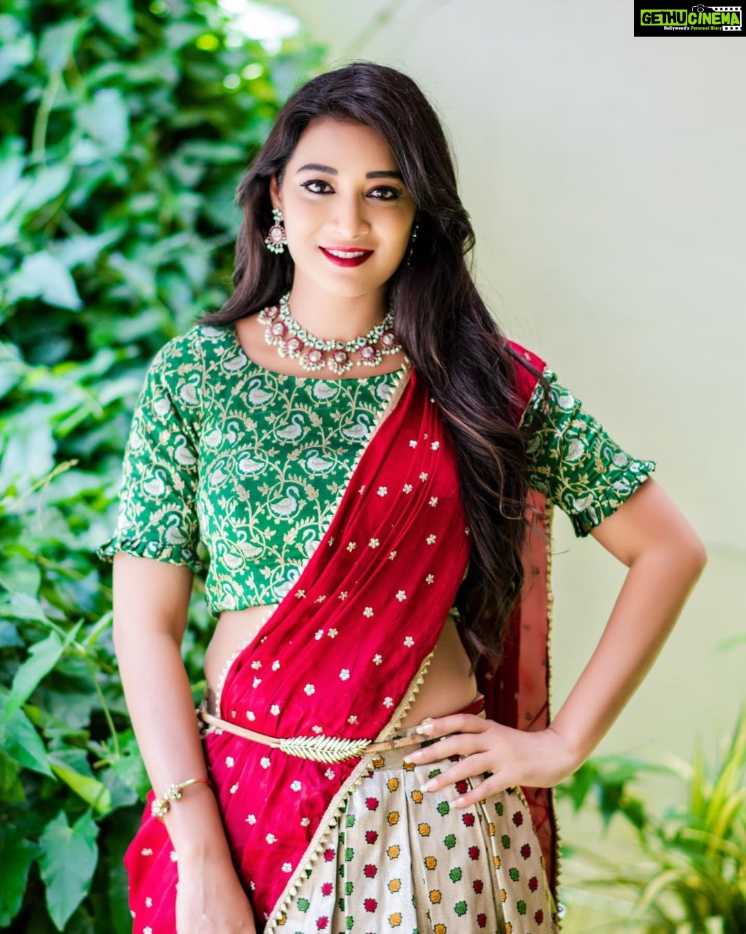 Bhanu Sri Mehra Instagram - 🍓 Photography:@saicharanthejareddyphotography Outfit:@navya.marouthu . . #newclick #photography #bhanusree🔥❤️ #hybridpilla #telugupilla #biggboss2 #actress #bhanusree🔥❤️