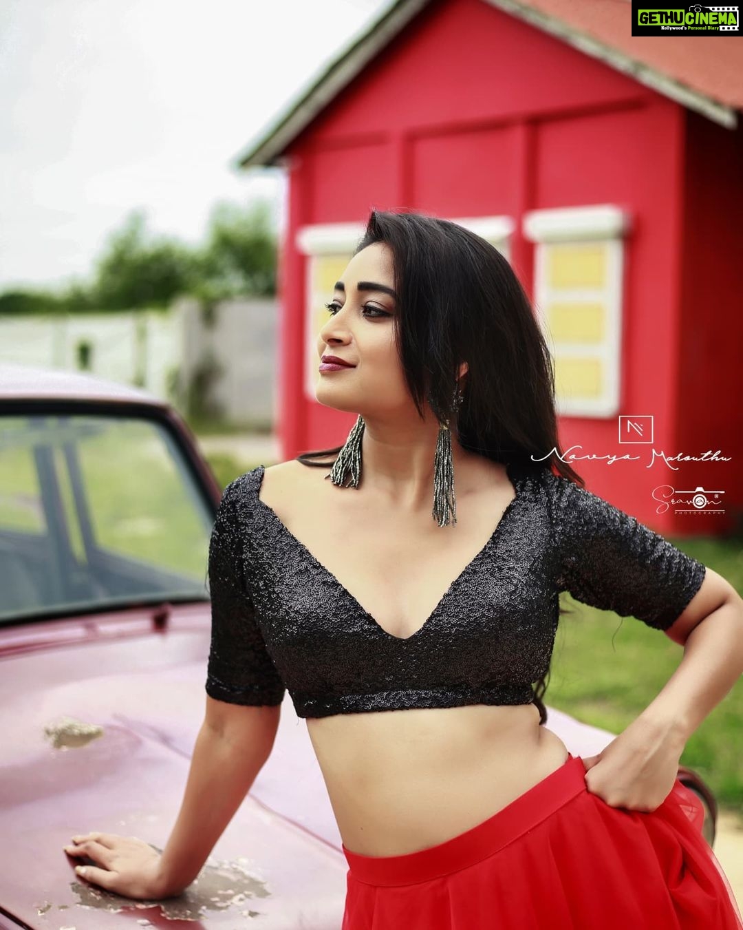 Bhanu Sri Mehra Instagram - 🌹 Outfit:@navya.marouthu Earrings:@pretty.jewelbox 📸:@sravanphotographyofficial Location:@chayachitram_studio