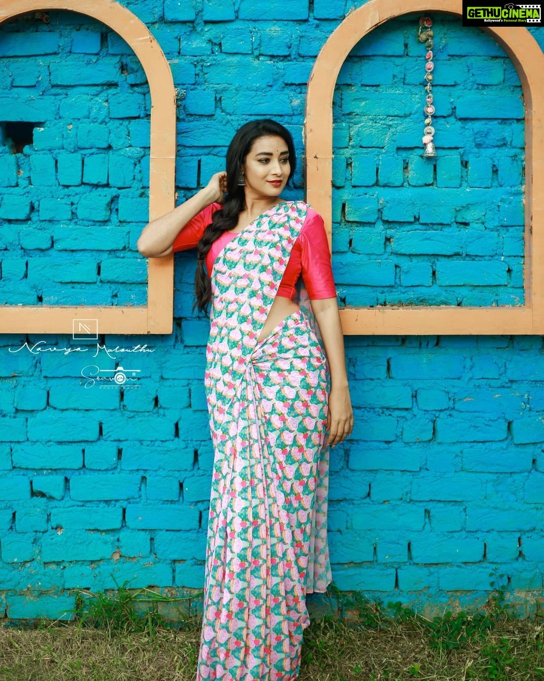 Bhanu Sri Mehra Instagram - Keep a smile on your face it's the best accessory you can ever wear 😍🤩 Outfit:@navya.marouthu Photo 📸:@sravanphotographyofficial Location:@chayachitram_studio . #saree #love #bhanusree🔥❤️ #hybridpilla #biggboss2 #actor #anchor #lifestyle #busy